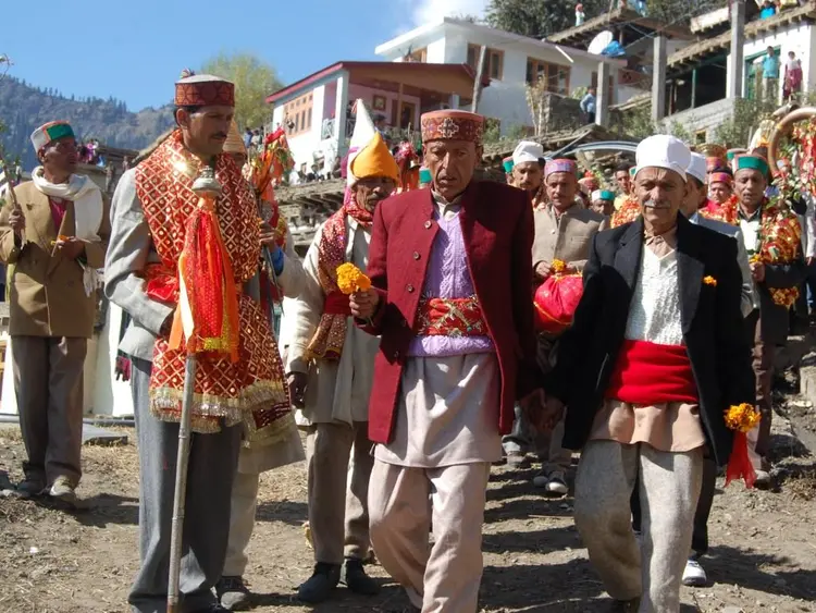 कुफे त करेसे रथ (The group from Kuff and Kariyas)